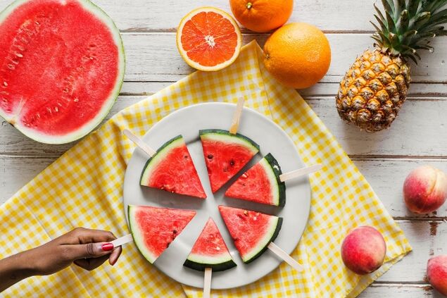 vannmelonskiver og frukt